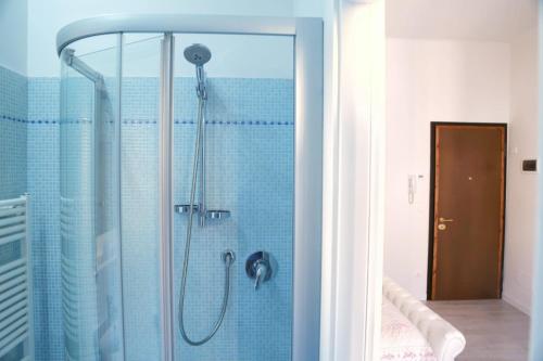 un bagno con doccia con piastrelle blu di Myrtha bb a Bologna