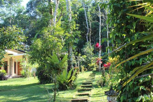 Сад в Tegal Jero Homestay
