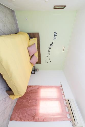 ein kleines Zimmer mit einem Bett und einem Fenster in der Unterkunft Apartment Nane in Trogir