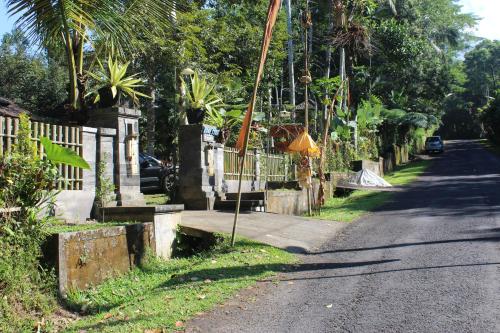 Сад в Tegal Jero Homestay