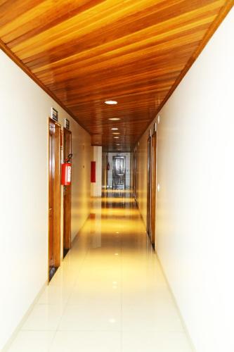 an empty hallway in a building with a wooden ceiling at Swamy Hotel in Cruzeiro do Sul
