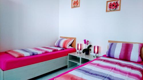 A bed or beds in a room at FeWo Gan