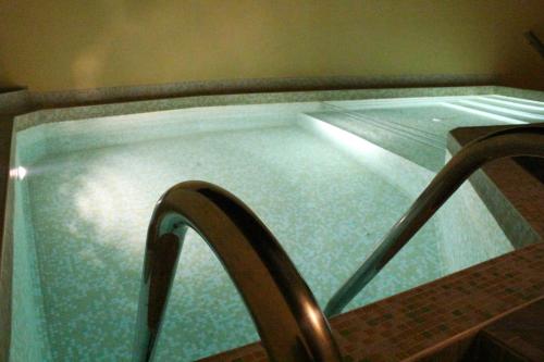 uma piscina de água com um corrimão metálico em Hotel Radik em Sozopol