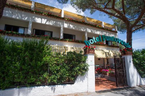 un edificio con un cartello che legge hamburger di hotel di Hotel Punto Verde a Marina di Campo