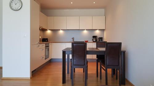 eine Küche mit einem Tisch und Stühlen im Zimmer in der Unterkunft Seedri Residence in Pärnu