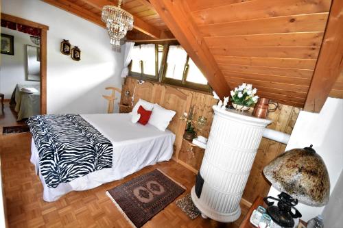 ein Schlafzimmer mit einem Bett in einem Zimmer mit Holzwänden in der Unterkunft A casa di Ada B&B in Campolongo