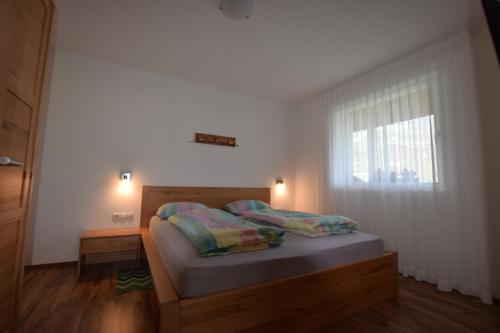 a bedroom with a bed and a window at Garnhof in Coldrano