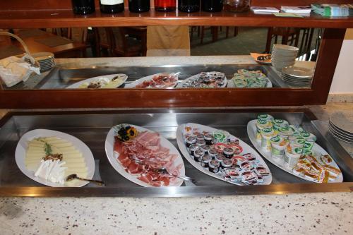 un buffet con muchos tipos diferentes de comida en los platos en Guesthouse Veranda, en Mojstrana