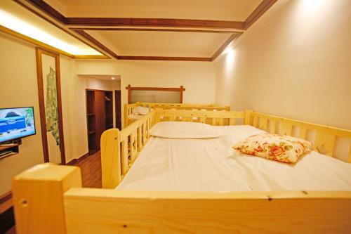 Una cama o camas en una habitación de Guihua Road 106th Hostel