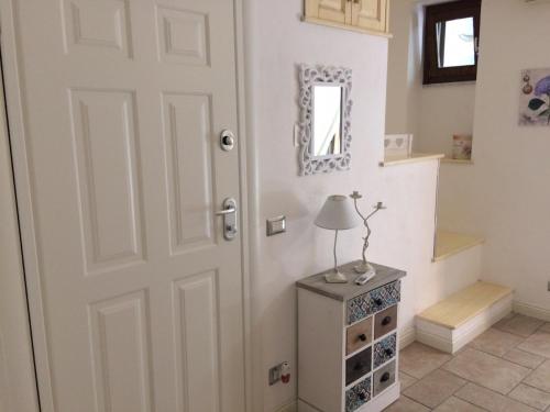 uma porta num quarto com um candeeiro sobre uma mesa em Sweet House em Cefalù