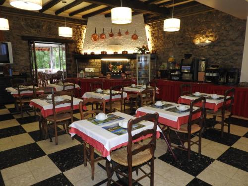 Gallery image of Logis Hôtel Restaurant de la Poste in Tarascon-sur-Ariège