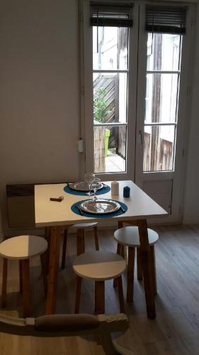 Cette chambre comprend une table, des chaises et une table. dans l'établissement Studio terrasse vieux port-centre historique, à La Rochelle