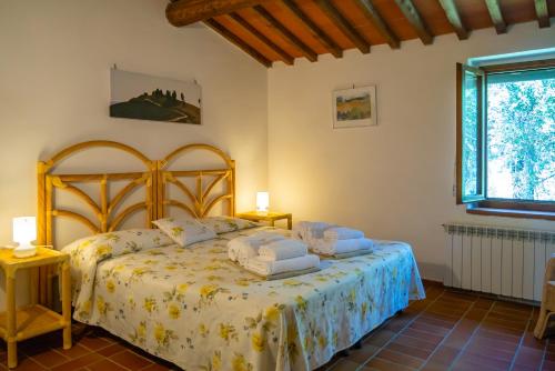 een slaapkamer met een groot bed in een kamer bij Pian della Casa in Montaione