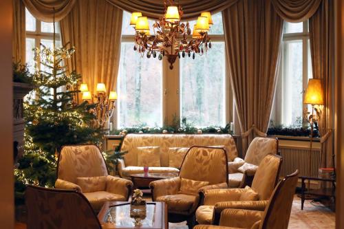 - un salon avec un canapé et un arbre de Noël dans l'établissement Villa Hammerschmiede, à Söllingen