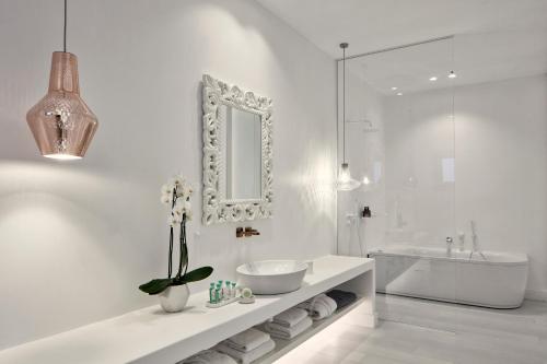 Kúpeľňa v ubytovaní Katikies Mykonos - The Leading Hotels of the World