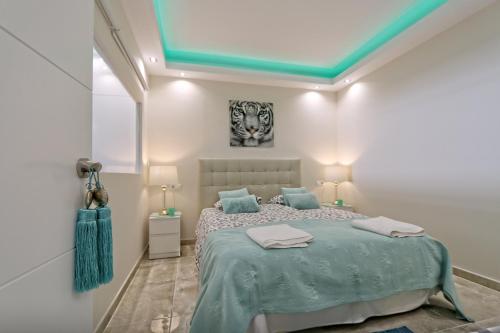 Postel nebo postele na pokoji v ubytování Beachfront Luxury Residence, Playas del Duque, Puerto Banús, Marbella