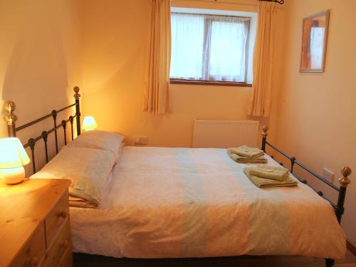 Thorpe MarketにあるBriarwood Cottageのベッドルーム1室(ベッド1台、タオル2枚付)