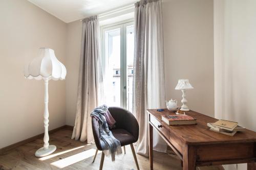 a room with a desk and a chair and a lamp at Agave in Città in Livorno