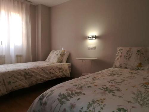 モナチルにあるLa Casita de Gonzaloのベッドルーム1室(ベッド2台、窓付)