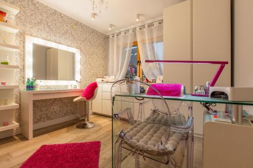 łazienka ze szklanym stołem i różowym krzesłem w obiekcie Willa Wojnarówka w Zakopanem