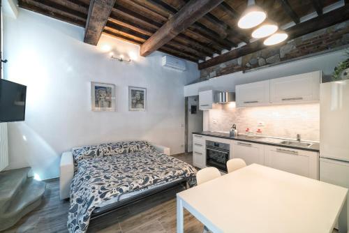 una camera con letto e una cucina con tavolo di Guelfa House a Firenze
