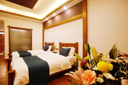 Una cama o camas en una habitación de Guihua Road 106th Hostel