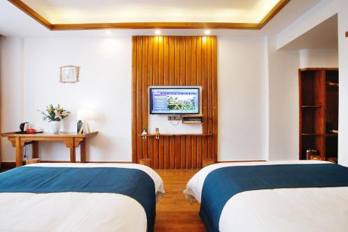 Una cama o camas en una habitación de Guihua Road 106th Hostel