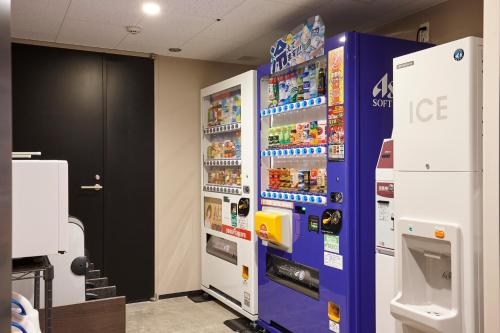 a convenience store with a ice machine in a room at Kawasaki King Skyfront Tokyu REI Hotel in Kawasaki