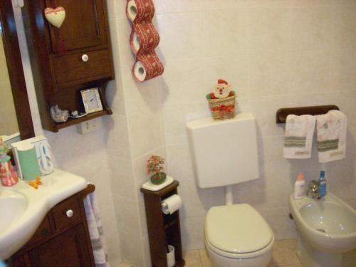 uma pequena casa de banho com WC e lavatório em Appartamento al mare di Ventimiglia em Ventimiglia