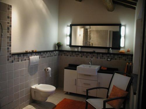 Ένα μπάνιο στο Ferienhaus "Casa Oleandro" in Fratte Rosa, Italien