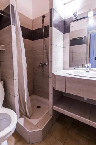 une salle de bain avec douche et lavabo dans l'établissement Résidence Les Galets, à Saint-Florent
