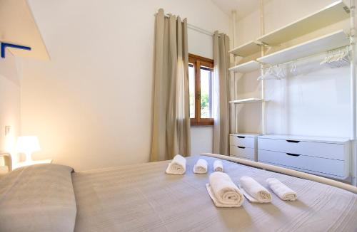 スティンティーノにあるArborea Apartment 57 Sea Viewのベッドルーム1室(ベッド1台、白いタオル付)