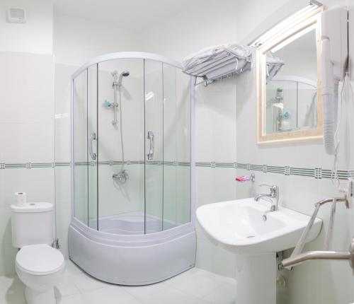 y baño con ducha, aseo y lavamanos. en Hotel Kocibelli POOL & SPA, en Korçë