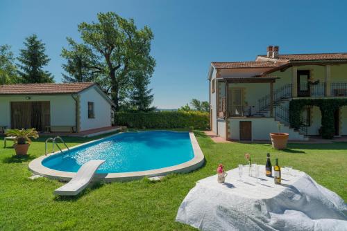 a swimming pool in the yard of a house at Lucrezia e Cesare Borgia in Borgiano
