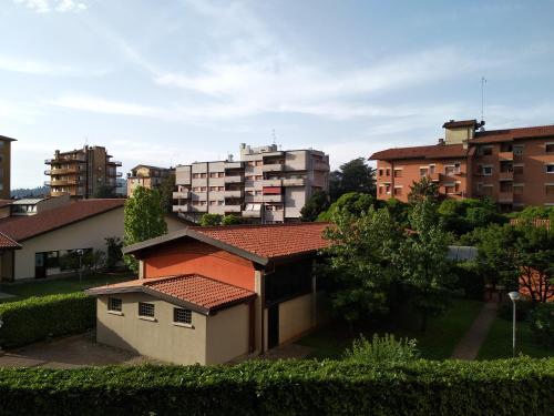 Una vista de un edificio con edificios al fondo. en Holiday Home Bergamo 1, en Bérgamo