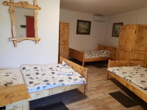 a room with two beds and a mirror at Slavonski dvori in Čadjavica