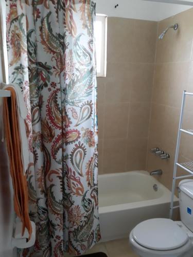 Bagno di BELL At The Airport Suites Adults Only - Free Airport Transportation