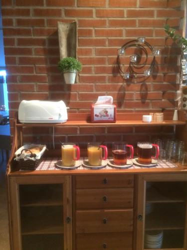 KisaFöllingen Hotell的上面有咖啡杯的桌子