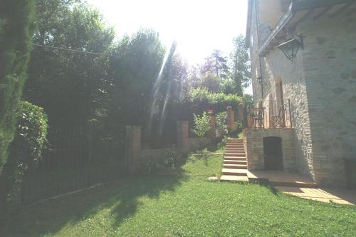 a yard with a fence and a stairway to a house at Casale del Monsignore in Spoleto