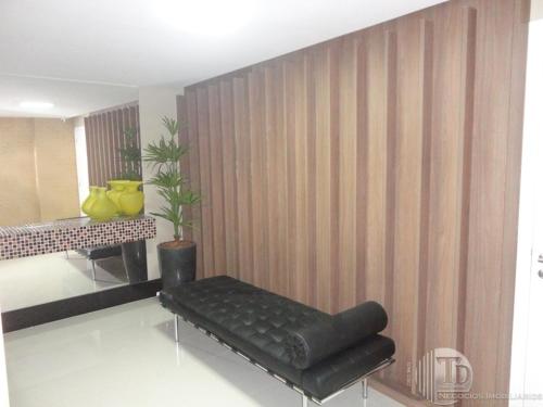 un banco negro en una habitación con una pared de madera en Apartamento Edf Green Tower, en Maceió