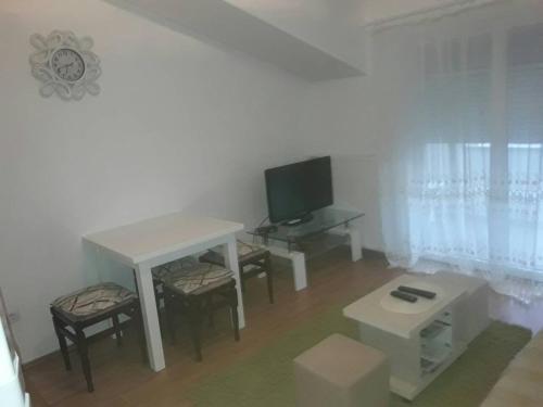 Renome apartmaniにあるテレビまたはエンターテインメントセンター