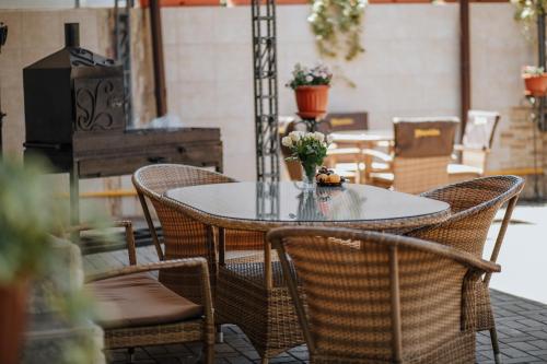 アドレルにあるMorocco Guest Houseの籐の椅子と花のテーブル