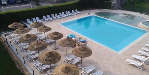 an overhead view of a swimming pool with umbrellas and chairs at Nettuno Residence Hotel in Peschiera del Garda