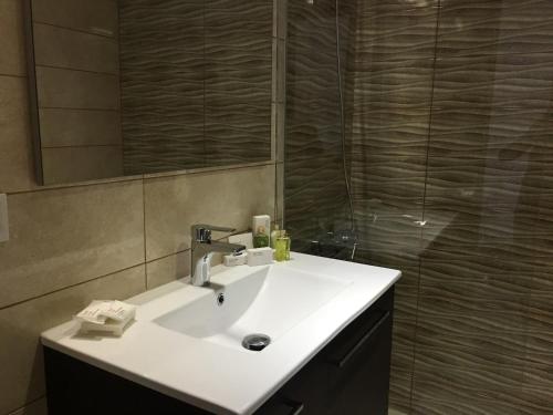 a bathroom with a white sink and a mirror at Apartamento con Vistas al Mar in Playa del Ingles