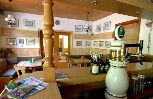 WiedaにあるWiedaer Hütteの花瓶が置かれたテーブルが備わる部屋