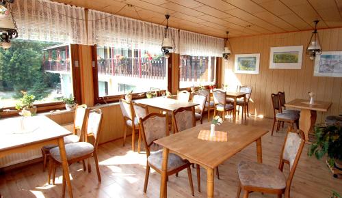 Ein Restaurant oder anderes Speiselokal in der Unterkunft Wiedaer Hütte 