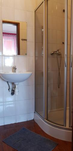 a bathroom with a sink and a shower at Pokoje Gościnne Relaks in Gdynia