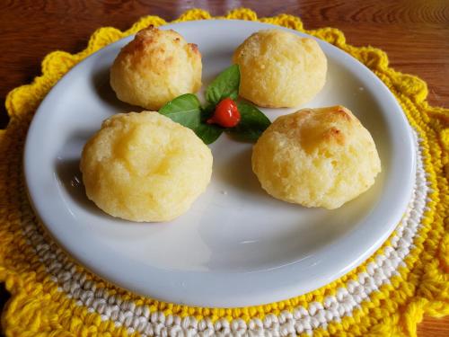 four biscuits on a plate on a table at Pousada Rancho da Serra in Martins