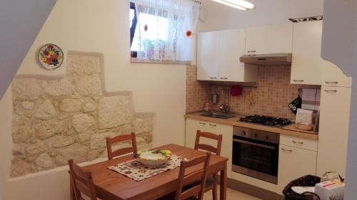 cocina con mesa de madera, mesa y sillas en Casa Vacanze Il Sole e la Luna en Guardiagrele