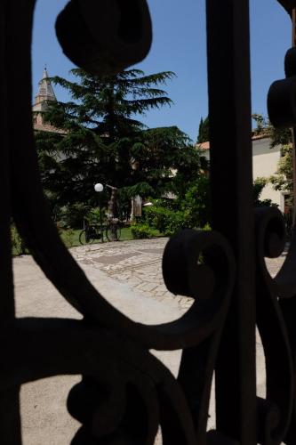a view of a tree from a gate at Hostel il Tetto in Melfi